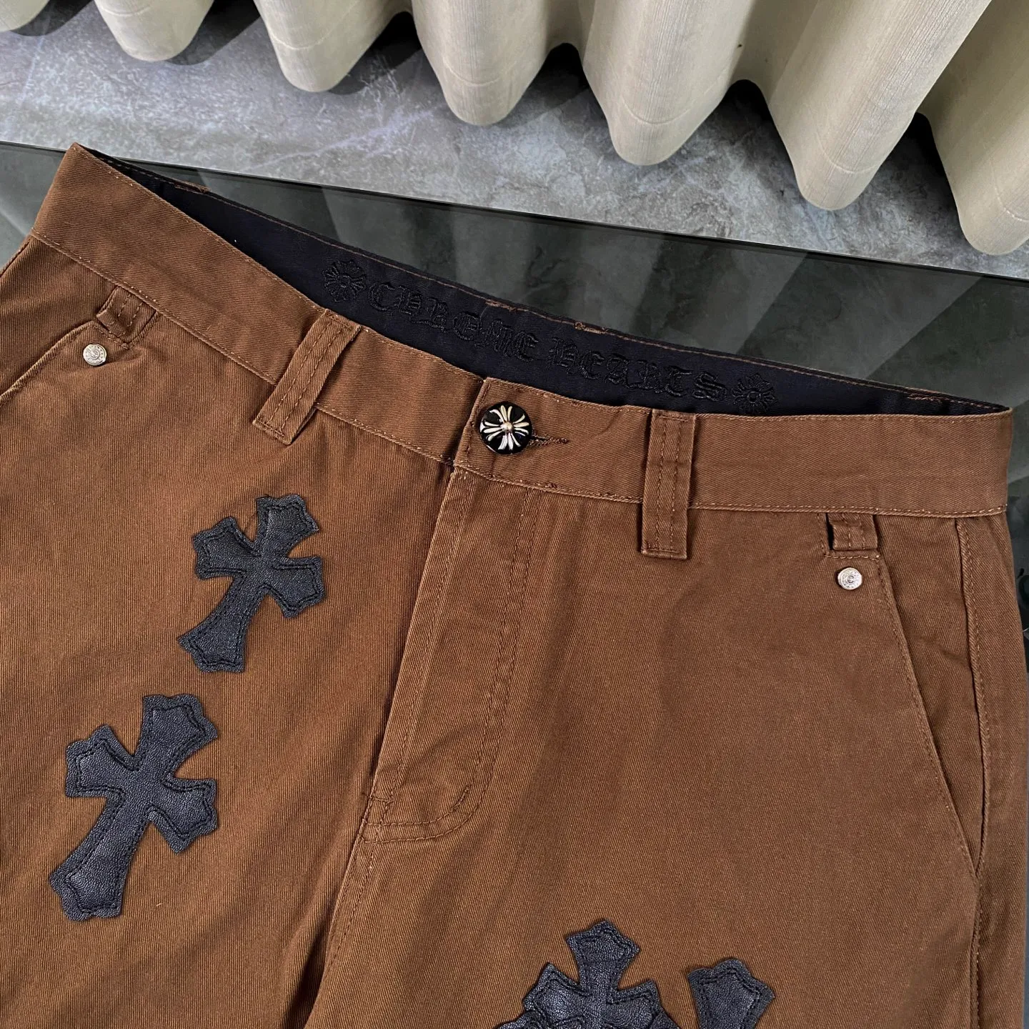 P260 chrome hearts chrome hearts personalized leopard print cross patch leather earthy brown jeans vi Top heavy industry fashionable design] Consistent high street luxury style creation. Speaking of this style, the Zangyin family and GU family are definitely the leading representative brands. Especially the Zangyin family has really achieved a state-of-the-art effect in creating high street style. The unique washed material is used to create this style. The color system is quite eye-catching. After it is decorated with patchwork cross flowers, it cleverly highlights the charm of the brand. Secondly, this style uses classic The classic high-waist cutting design highlights the long legs and fashionable temperament of the upper body. The brand is highly recognizable and the slim fit configuration is more suitable for daily wear. It is a product that interprets personality, fashion, and specifications at a glance. This single product is enough to make any fan excited. It can be a white T-shirt for youthful preppy style, or a tight suspender for lady style. It has strong matching ability and can be easily controlled by men.  [Materials and craftsmanship] Needless to say, this point goes without saying. As an excellent craftsman brand, Zangyin’s requirements for details and craftsmanship are really perfect. The washed color of this model has gone through so many processes, not to mention the embellishment of denim appliques. It is also purely hand-made and sewn. Just like what they believe in, only hand-made things have soul and have the meaning of wear. A top-notch heavy-duty fashionable denim item, I look forward to your perfect interpretation! !  Size:28-36